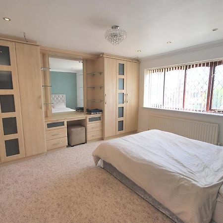 Entire And Exclusive Four Bed Detached Villa Lostock Exterior photo