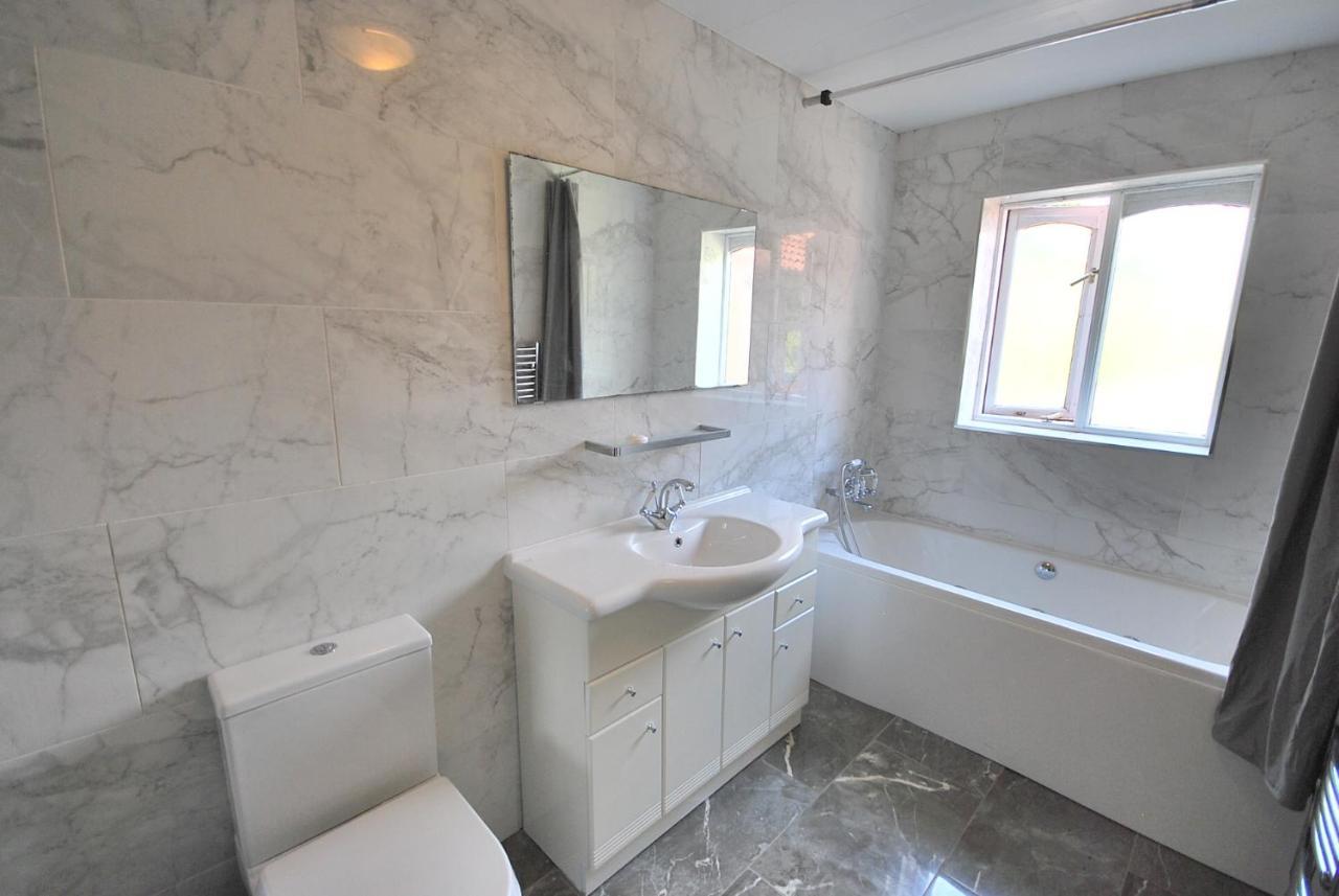 Entire And Exclusive Four Bed Detached Villa Lostock Exterior photo